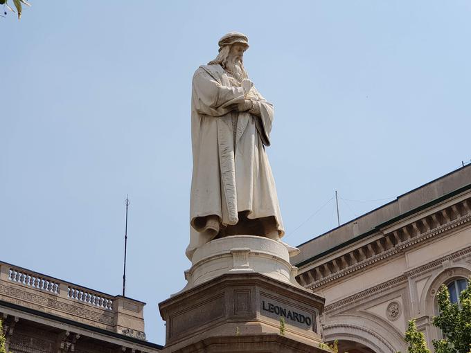 Spomenik Leonardu da Vinciju v središču Milana, kjer je živel med letoma 1482 in 1499 ter med letoma 1506 in 1513. | Foto: Srdjan Cvjetović