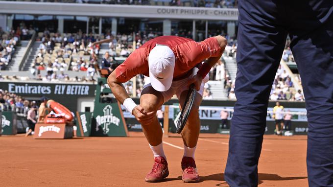 Novak Đoković je bolečine začutil med včerajšnjim dvobojem, a so kamere ujele, da je imel že ob prihodu v teniški center na kolenu obliž. | Foto: Guliverimage