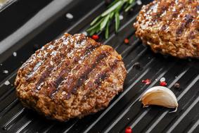 Zmagovalni trik grill mojstra: kako pravilno pripraviti burger