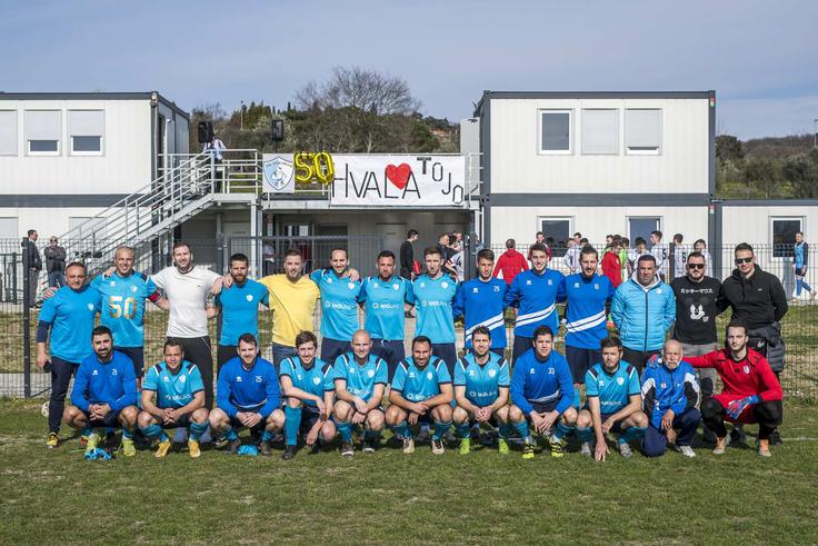 Kariero je sklenil pri 50 letih na četrtoligaški tekmi (Enotna primorska nogometna liga – EPNL) med ankaranskim Galebom in Idrijo, na kateri je odigral simboličnih 50 minut, že v uvodnih 18 minutah pa dosegel dva zadetka. | Foto: osebni arhiv
