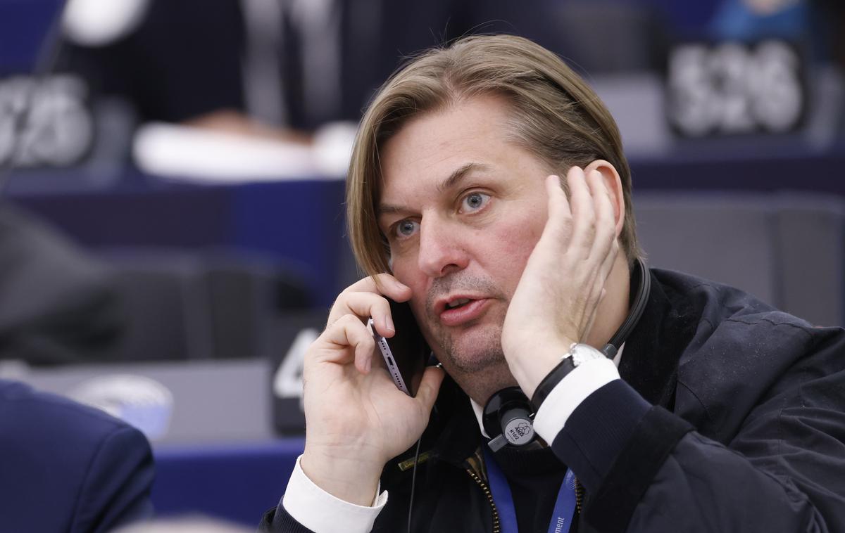 Maximilian Krah | Maximilian Krah je znan po proputinovskih stališčih, na zadnjih volitvah v Evropski parlament pa je bil vodilni kandidat AfD. Stranka mu je nekaj tednov pozneje prepovedala kandidaturo, potem ko je za italijanski časopis povedal, da niso bili vsi člani nacistične elitne enote SS, ki je sodelovala pri večjih vojnih zločinih med drugo svetovno vojno, vojni zločinci. | Foto Guliverimage