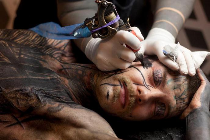 Tako je videti brutalno tetoviranje #video