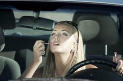 Nevarnost na cesti: polovica žensk se redno liči za volanom