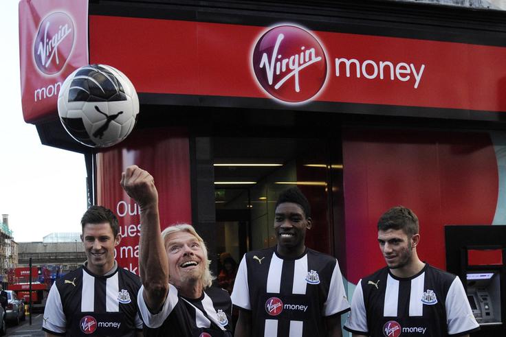 Virgin Money – bančništvo in finančno svetovanje, Branson je podjetje ustanovil leta 1995. Na fotografiji z nogometaši angleškega prvoligaša Newcastle United. | Foto: 