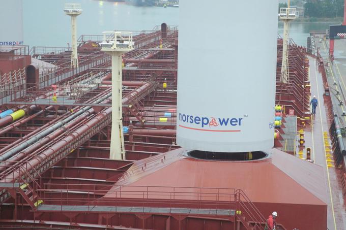 Če se bo preizkus rotorskih jader izkazal za uspešnega, se bo družbi Maersk Tankers računica vsekakor izšla. Pri stroških goriva bodo namreč prihranili več kot za namestitev rotorjev na tankerje. Za takšna 30-metrska rotorja, ki sta izdelana iz lahkih kompozitnih materialov, podjetje Norsepower sicer računa okrog dva milijona evrov.  | Foto: Maersk Tankers