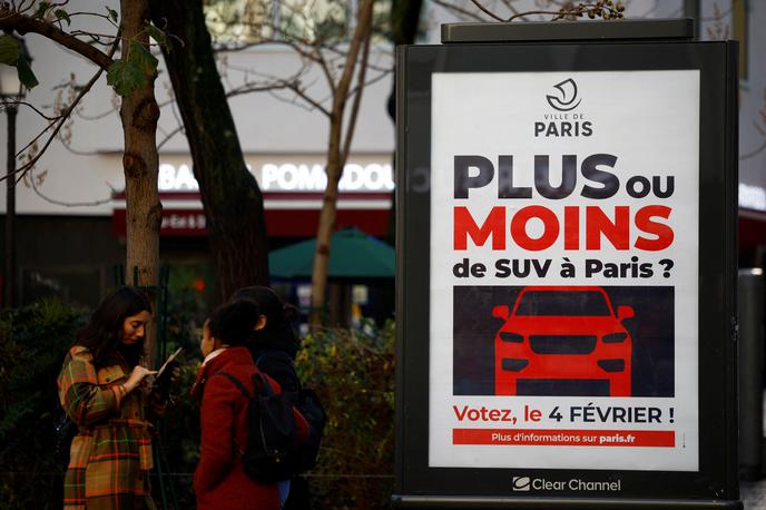 parkiranje Pariz SUV | Plakat, ki je februarja pozival na referendum. Z oktobrom so takrat izglasovane višje parkirne začele veljati. | Foto Reuters