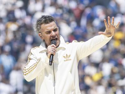 Robbie Williams je prepričan, da zaradi injekcij za hujšanje slabše vidi