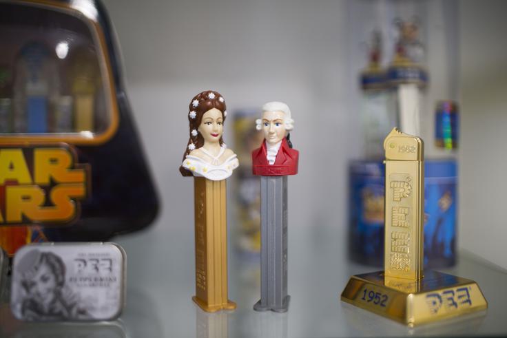 Bomboni in figure PEZ, ki so z različnimi podobami iz popularne kulture osvojile svet, so v 50. letih prinašale protikadilsko sporočilo. Bombone je bilo mogoče spraviti v posnetek vžigalnika in si tako namesto dima privoščiti sladek premor. | Foto: 