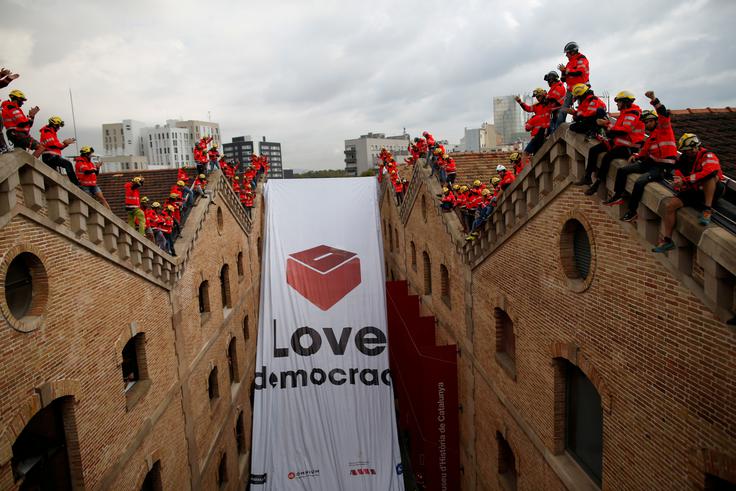 Protestirajo tudi gasilci, ki si želijo na referendumu izraziti svoje mnenje. | Foto: Reuters