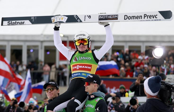 Slovenski as je pod Poncami dobil prav posebne smuči od Slatnarjeve ekipe. | Foto: Reuters