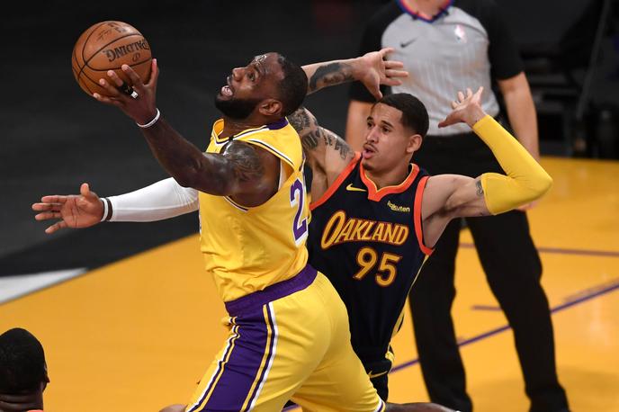 LeBron James | Zasedba Los Angeles Lakers si je zagotovila preboj v končnico. Odločilno trojko je dosegel prvi zvezdnik ekipe LeBron James. | Foto Guliverimage