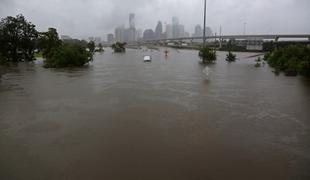 Pri Houstonu popustil jez, oblasti ukazale takojšnjo evakuacijo #foto #video