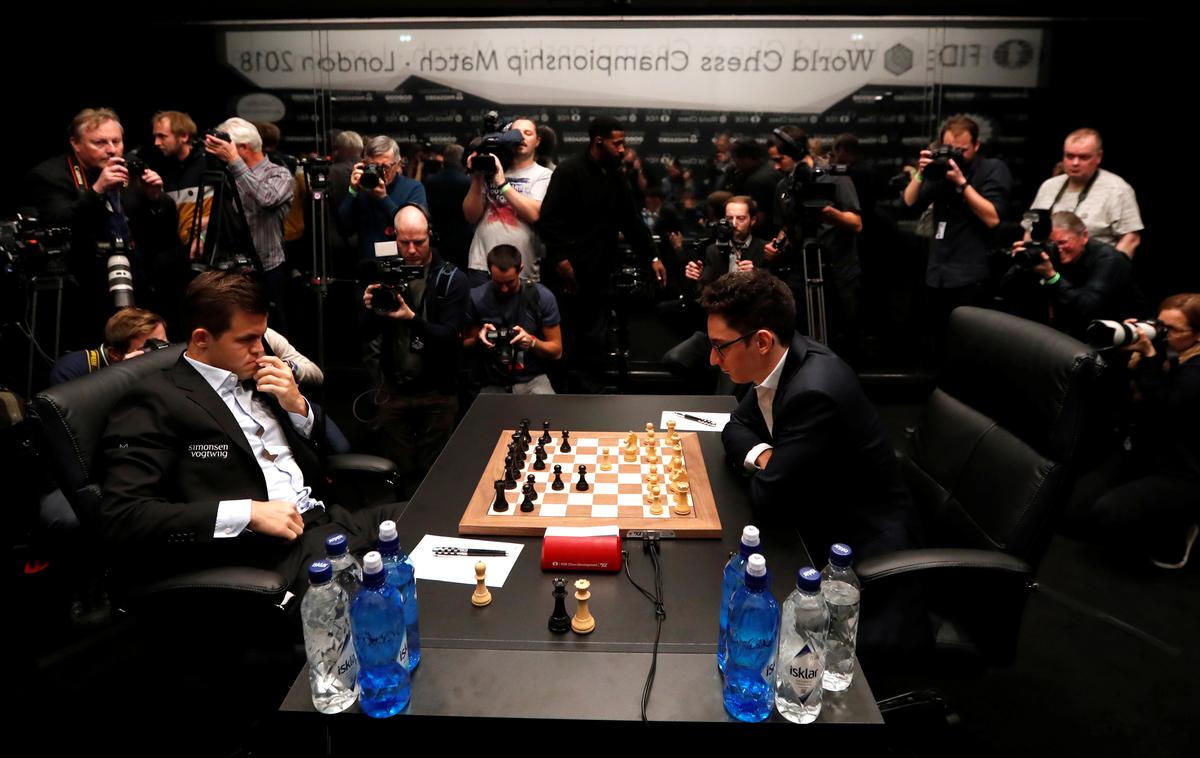 Magnus Carlsen Fabiano Caruana | Dvoboj z nagradnim skladom milijon dolarjev trajal 12 partij, zmagovalec bo tisti, ki bo prej prišel do 6,5 točke. | Foto Reuters