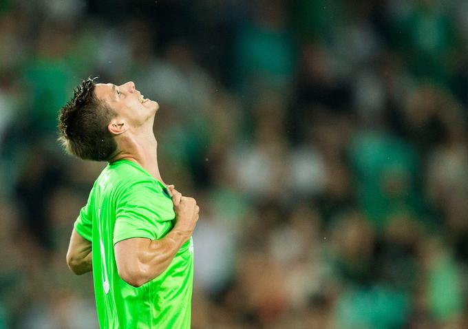 Miha Zajc si je pri golu pomagal z roko. | Foto: Vid Ponikvar