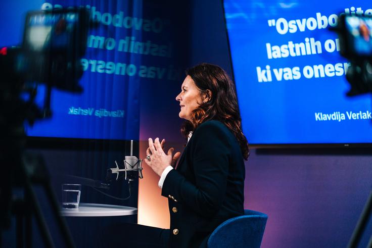 "Senca nas bo lovila toliko časa, dokler si ne priznamo, da ji ne moremo pobegniti. Zato je ključno, da si dovolimo biti nepopolni in da si priznamo, da imamo morda samo senco in da s tem ni nič narobe. Vsi jo imamo," je pojasnila Verlak.  | Foto: Jan Lukanović