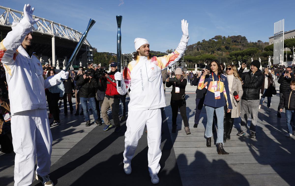 olimpijska bakla Gianmarco Tamberi | Gianmarco Tamberi je bil eden prvih z olimpijsko baklo na poti od Rima do Cortine. | Foto Reuters