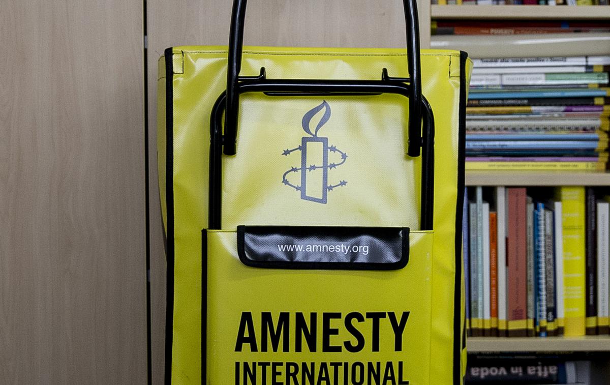 Amnesty International Nataša Posel človekove pravice | Amnesty International zahteva "radikalno spremembo jedrnega poslovnega modela tehnoloških velikanov" in svari pred "napadalnim nadzorom", ki nenehno spremlja več milijard uporabnikov. | Foto Ana Kovač