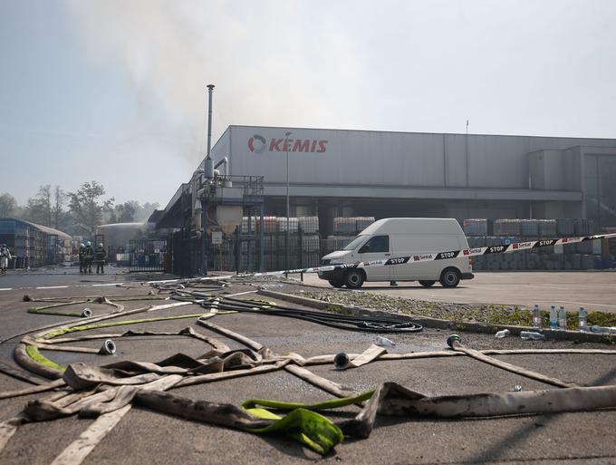 Razsežnosti požara v tovarni Kemis še ugotavljajo. | Foto: STA ,
