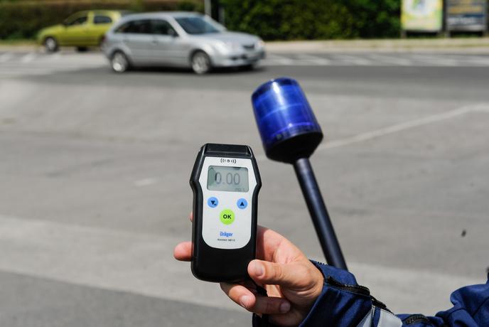 Za volan s kar štirimi promili alkohola: voznica bi morala biti v komi, ne v avtomobilu