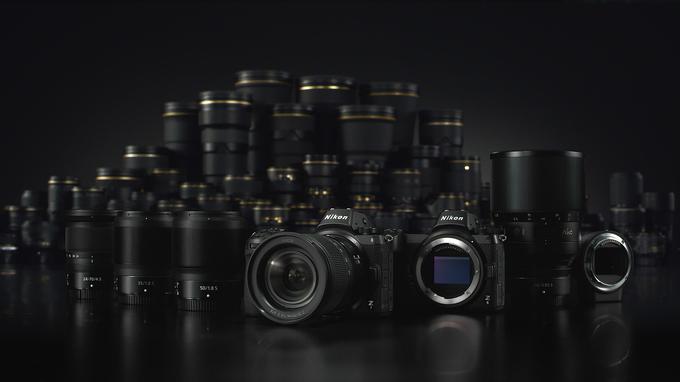 Fotoaparata Nikon Z 7 in Z 6 v družbi novih objektivov, ki se bodo prilegali bajonetu Z (v ospredju) in starejših objektivov Nikkor, ki ustrezajo uveljavljenemu bajonetu F.  |  Foto: Nikon | Foto: 