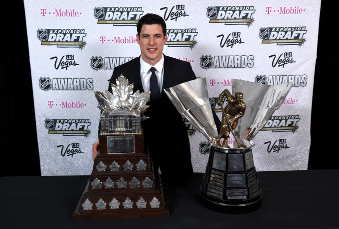 Sidney Crosby na podelitvi ni osvojil nobene nagrade. Tako Maurice Richard Trophy za največ zadetkov v rednem delu kot Conn Smythe Trophy za najkoristnejšega igralca končnice si je prislužil že prej. | Foto: Getty Images