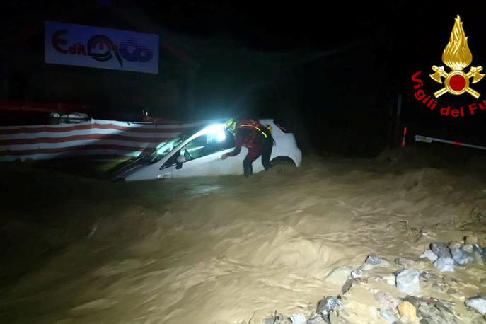 Poplave v Italiji | V močnem neurju, ki je zajelo Italijo, je med intervencijo umrl prostovoljni gasilec. | Foto Reuters