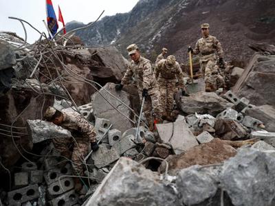 Pod plazom umrlo 20 ljudi, reševalci bijejo bitko s časom #video