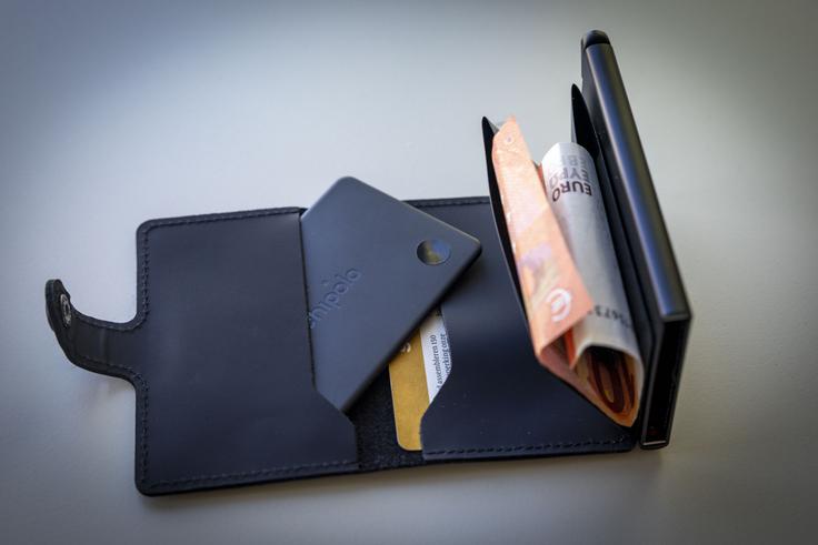 V sledljivi denarnici Chipolo x Secrid Miniwallet Trackable je prostor tudi za bankovce in nekaj kovancev. | Foto: Bojan Puhek