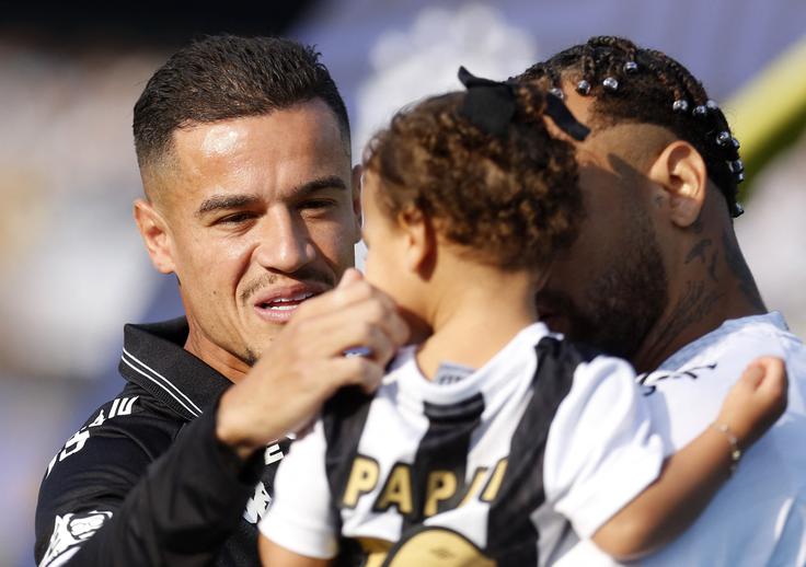 Philippe Coutinho je tako pred tekmo pozdravil Neymarja in njegovo hčerko ... | Foto: Reuters
