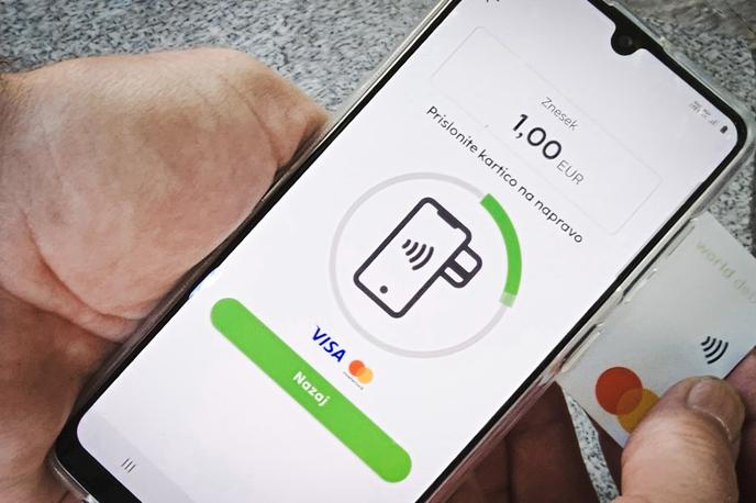 NLB Smart POS | Aplikacija NLB Smart POS omogoča sprejem plačil s karticami, ki podpirajo brezstično plačevanje (NFC), pri čemer prodajno mesto ne potrebuje dodatne opreme, če ima pametni telefon s funkcionalnostjo NFC in povezavo z internetom. | Foto Srdjan Cvjetović