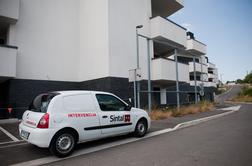 Pijan moški metal artikle v prodajalke, ustavil ga je šele varnostnik