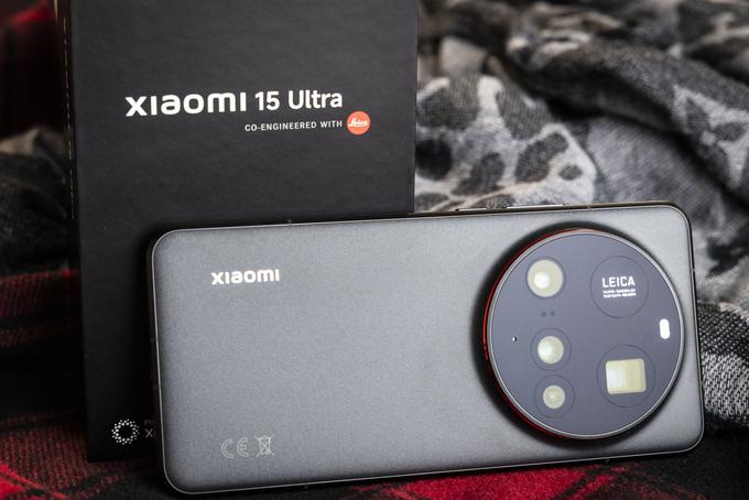 V ležečem položaju je Xiaomi 15 Ultra še bolj videti kot tradicionalen fotoaparat. | Foto: Bojan Puhek