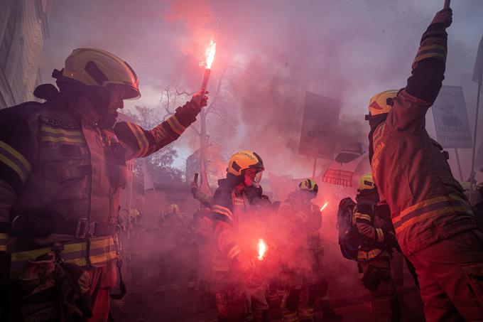 Z nagovori, pokanjem in trobljami so pred poslopjem vlade sporočili, da so zaradi svojega položaja jezni. | Foto: Žiga Krančan