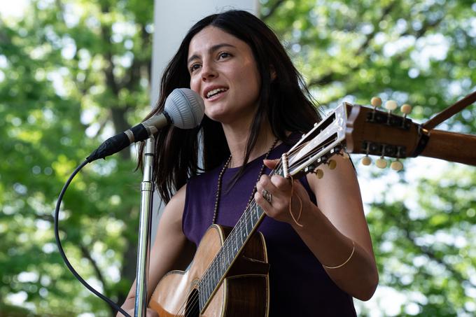 Monica Barbaro je osupljiva kot Joan Baez in uspešno prenese tako pevkino vlogo v folk in protestniškem gibanju kot tudi njen seksapil in celo glas. | Foto: Blitz Film & Video Distribution