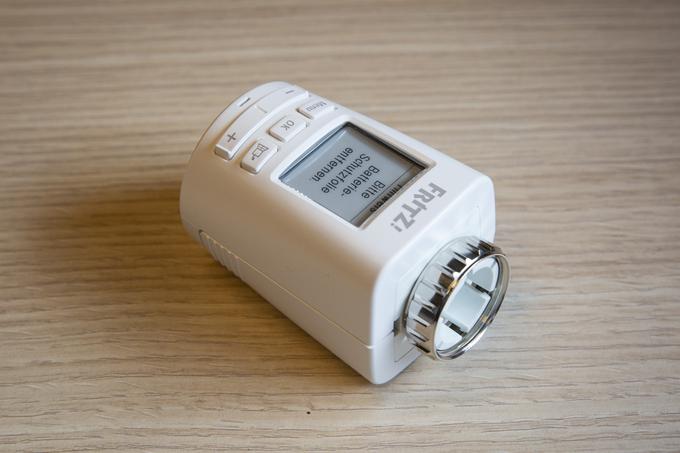 Prikazovalnik pametnega termostata FRITZ!DECT 301 se bo izkazal že pri namestitvi ventila, saj bo sproti pomagal z navodili. | Foto: Bojan Puhek