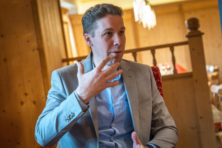 "Všeč mi je rek glasbenika Princa: Kritika izda kritika. Kaj to pomeni? Da je nekdo, ki je nekaj napisal, s tem izpostavil tudi sebe in pokazal, če se izrazim na sodobni način, ali je "hater" (sovražno nastrojen, op. p.), ali se spozna na glasbo, ali je zapis argumentiral ter kje ga žuli." | Foto: Gaja Hanuna