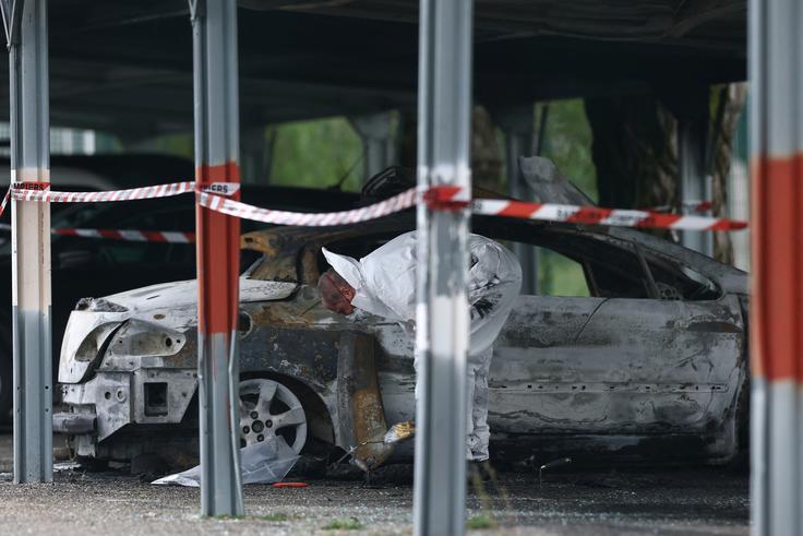 Vozilo zaposlenega v zaporu so zažgali pred njegovim domom.  | Foto: Reuters