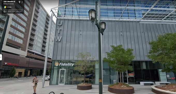 Neumann Limited ima sedež v poslovni zgradbi na ulici 1801 Wewetta Street v ameriškem mestu Denver, vendar je zelo verjetno, da gre zgolj za "poštni nabiralnik" in da na lokaciji ni fizično prisoten nihče, saj gre za razmeroma znano pisarniško poslopje, kjer ima sedež več različnih podjetij. Morda je izbira lokacije taktična, saj je v zgradbi tudi izpostava Fidelity Investments, ki upravlja eno največjih (legitimnih) platform za trgovanje z vrednostnimi papirji v ZDA. | Foto: Google Street View