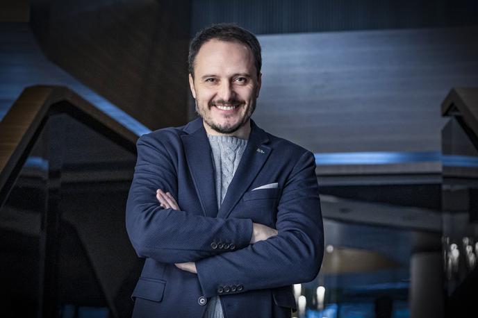 Blaž Švab | Blaž Švab je pevec skupine Modrijani, televizijski in radijski voditelj ter glasbenik. | Foto Ana Kovač