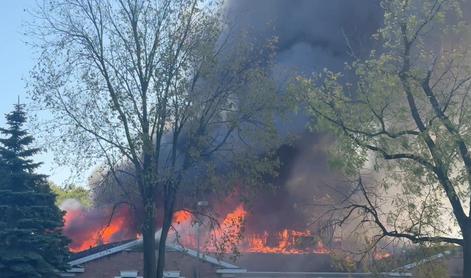Strelski napad: cerkev polil z bencinom in jo zažgal, najmanj štirje mrtvi