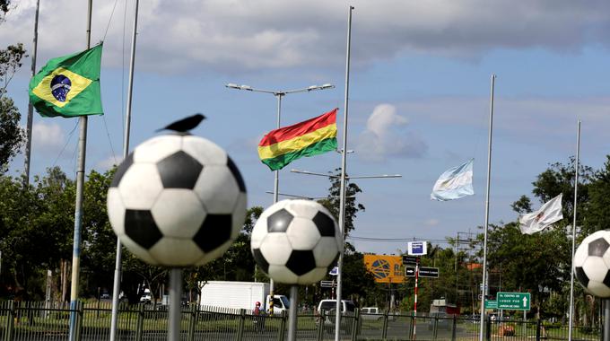 Zastave pred Južnoameriško nogometno zvezo (CONMEBOL) so spuščene. | Foto: Reuters