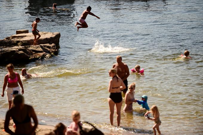 Vročinski val je ogrel tudi skandinavska jezera, v katerih se v vročih dneh hladijo domačini. | Foto: Reuters