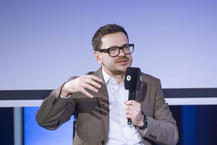 Jašin je bil po javnem nasprotovanju ruski agresiji na Ukrajino leta 2022 v Rusiji obsojen, zaprt, leta 2024 pa izpuščen v izmenjavi zapornikov, je dejala vodja Trivelis – Inštituta za obrambo, varnost in odpornost Katja Geršak, ki je povezovala današnji posvet. | Foto: Ana Kovač