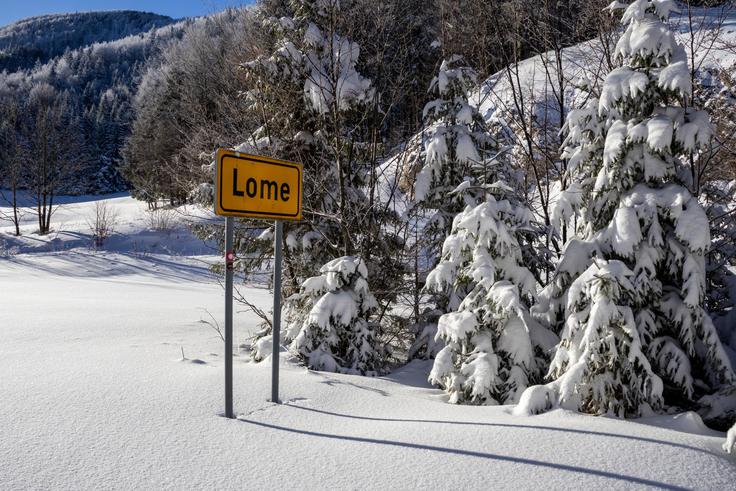 Zaselek Lome, kjer je ob sončnem dnevu prava zimska pravljica, dosežemo v slabi uri (manj kot 150 višinskih metrov vzpona). | Foto: Matej Podgoršek