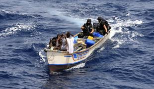 Število potopljenih ladij upada, piratskih napadov vse več