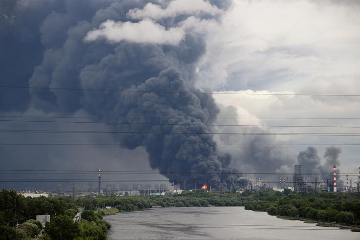Po napadu so se nad mestom dvigovali temni oblaki. | Foto: Reuters