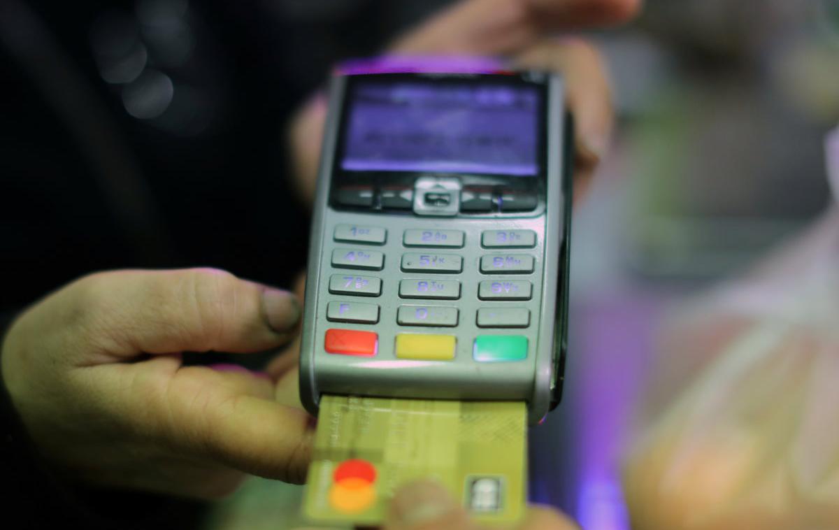 POS terminal, plačilo s kartico | Med učinki pandemije na poslovanje je tudi pospešeno zanimanje za brezgotovinsko plačevanje, tudi med prodajalci. | Foto Reuters