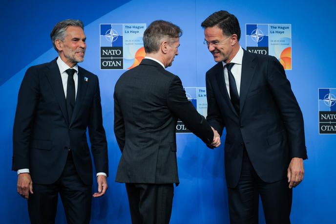Golob Robert, vrh zveze Nato | Predsednik vlade je poudaril, da je definicija upravičenih stroškov za obrambo in varnost v zaključnem tekstu deklaracije, ki bo sprejeta na današnjem vrhu zveze Nato v Haagu, razširjena: "Uspelo nam je razširiti definicijo, da varnost ni samo orožje, ampak tudi vse druge prvine varnosti, zaščite in odpornosti. Zadovoljni smo, da nam je uspelo koncept širše varnosti vnesti tudi v to deklaracijo. Zato tudi verjamemo, da je ta deklaracija v celoti usklajena z našimi cilji in ji zato ne bomo nasprotovali," je bil jasen premier dr. Golob. | Foto Daniel Novakovič/STA