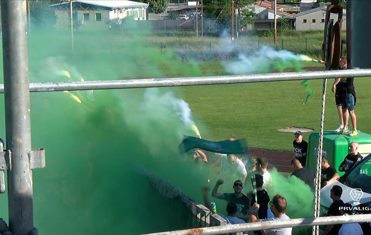 Green Dragons Sežana | Navijači Olimpije so s pirotehničnim vložkom poskrbeli za nekajminutno zamudo začetka tekme. | Foto Planet TV