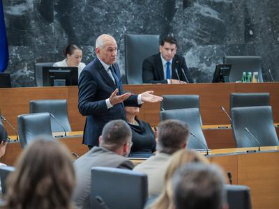 Janša: Slovenija lahko preseže 2,5-odstotno rast, a za to potrebuje manj birokracije in več vlaganj